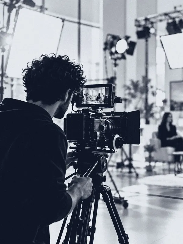 Cadreur derrière une caméra de cinéma en studio