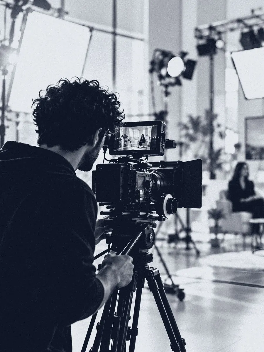 Cadreur derrière une caméra de cinéma en studio
