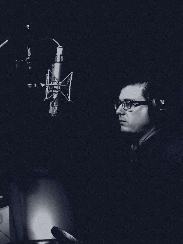 Enregistrement d’une voix devant un micro de studio