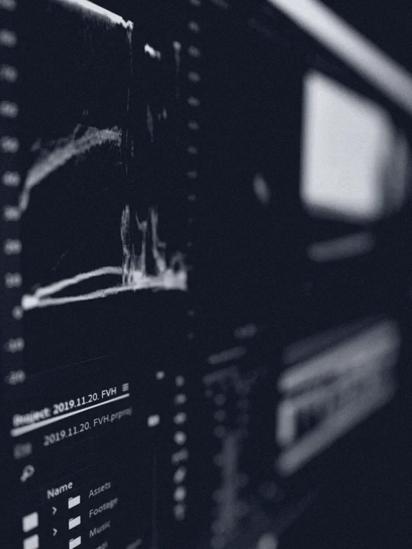 Écran de montage vidéo avec timeline et scopes